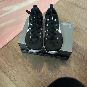 Nike women Black and White Lightweight Trainer Sneakers